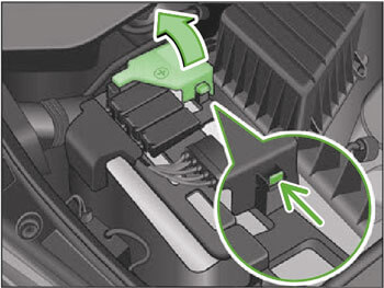 Fuses under in the engine compartment of Skoda Fabia I (1999-2009)